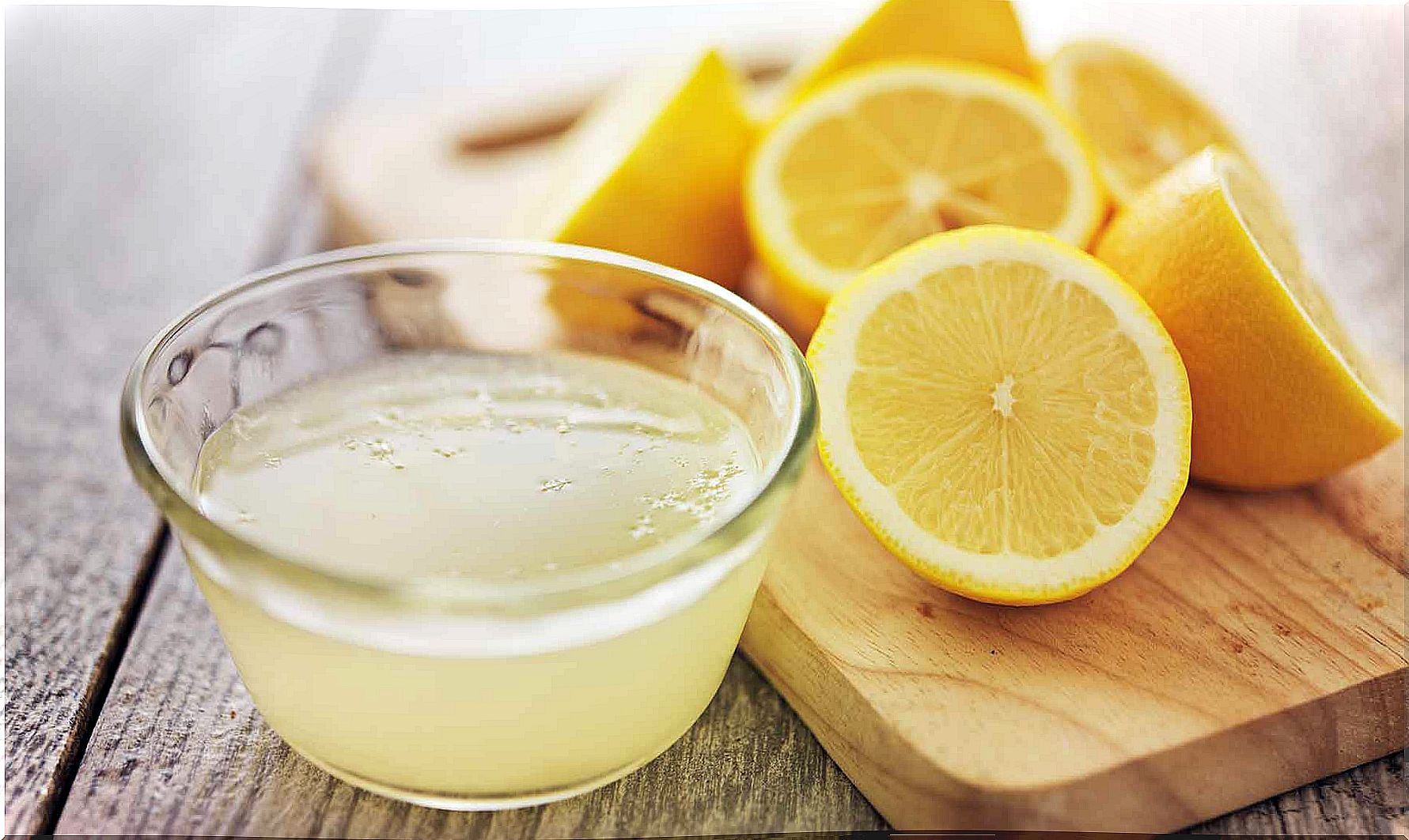 lemon-juice-to-detoxify-hair