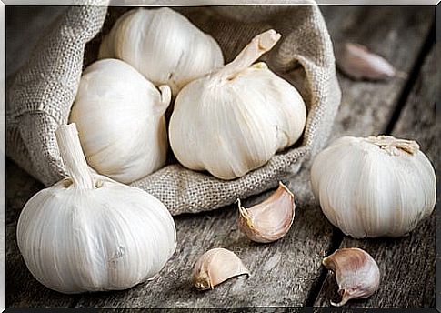 Garlic for corns and blisters