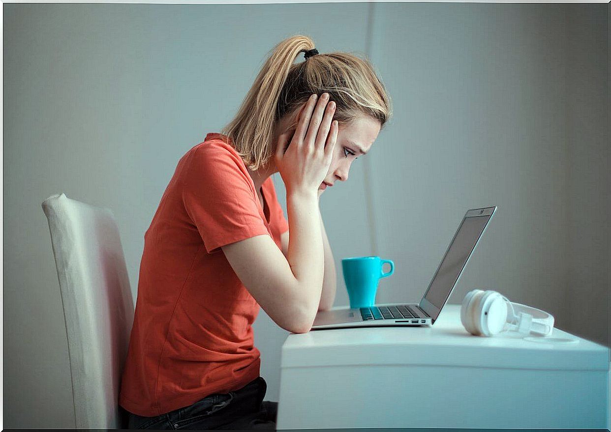 Worried girl in front of the computer.