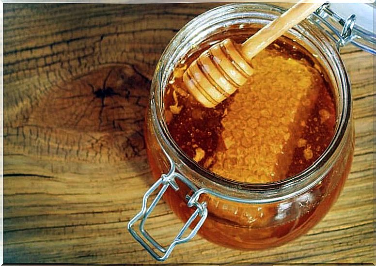 Pot with honey