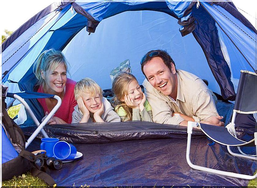 Family of 4 camping in the garden to share an experience together