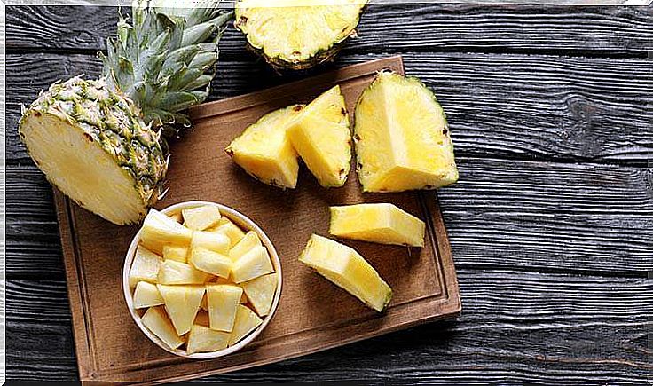 Pineapple is a food rich in water and fiber.