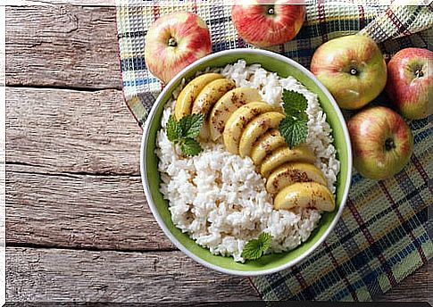 Vegetable rice pudding and fruit