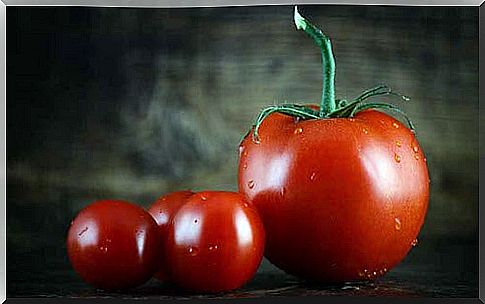 Tomato rich in water.