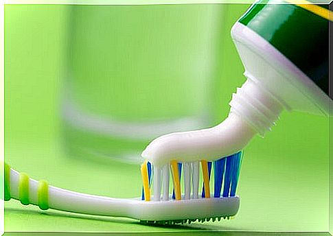 Toothpaste can help us clean the iron in a simple way.