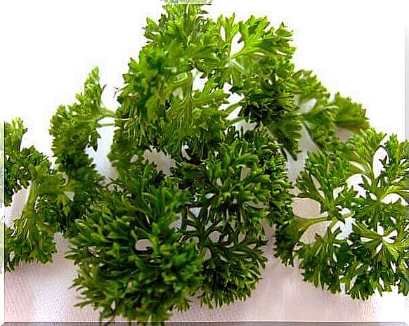 Remedy with parsley to remove skin blemishes