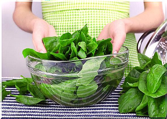 Foods that help control cholesterol: green leafy vegetables