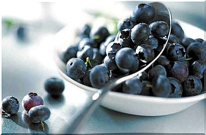 Foods that help control cholesterol: blueberries