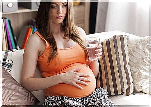 It is advisable to drink enough water in pregnancy to control kidney stones.