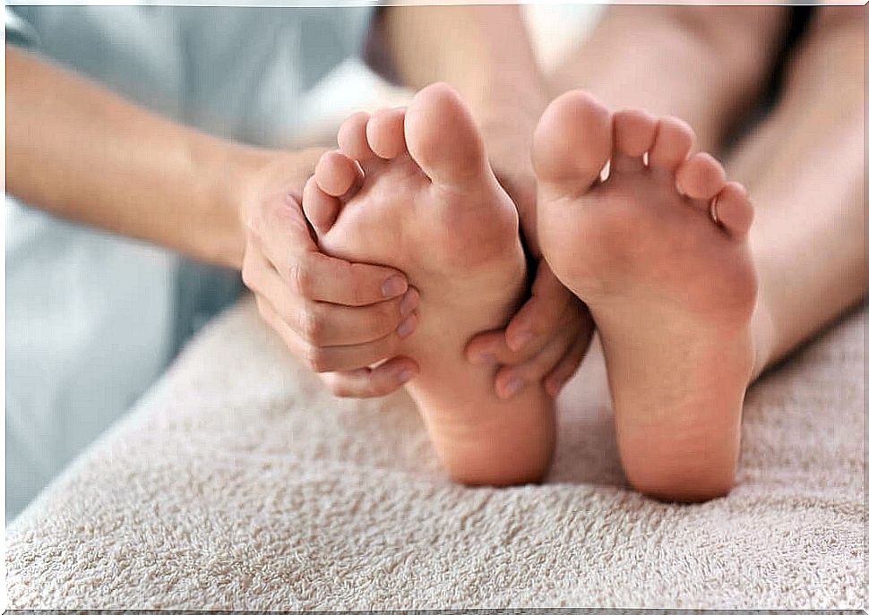 How to treat black toenails